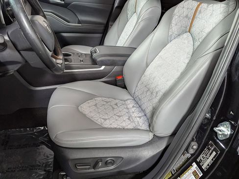 Used 2023 Toyota Highlander Bronze Edition image 24