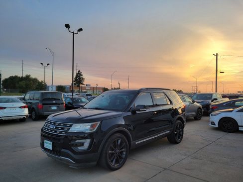 Used 2017 Ford Explorer XLT w/ Equipment Group 202A FWD image 4