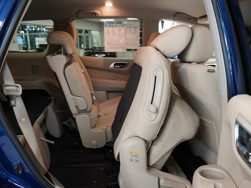 Used 2019 Nissan Pathfinder SV image 30