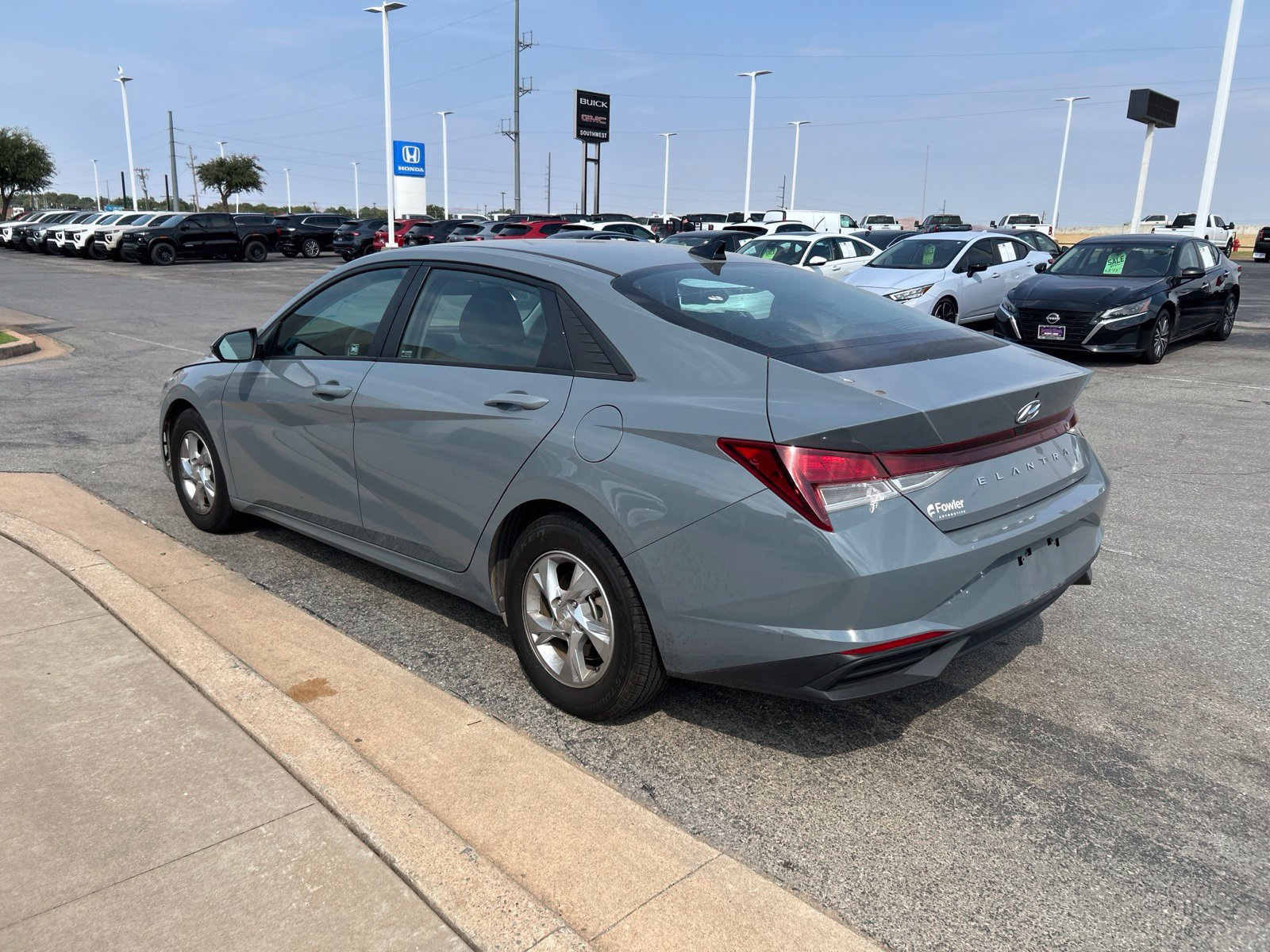 Used 2021 Hyundai Elantra SE FWD image 7