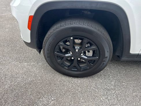Used 2025 Jeep Grand Cherokee Altitude AWD/4WD image 11