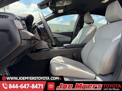 Used 2025 Toyota Camry SE w/ Convenience Package image 27