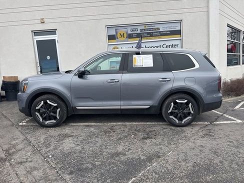 Used 2024 Kia Telluride EX w/ EX Captain's Chair Package image 2