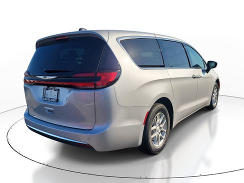 New 2026 Chrysler Pacifica Select image 6