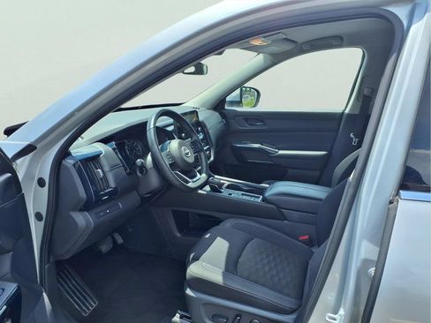 Used 2024 Nissan Pathfinder SV FWD image 19