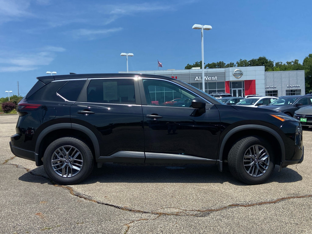Used 2024 Nissan Rogue S AWD/4WD image 2