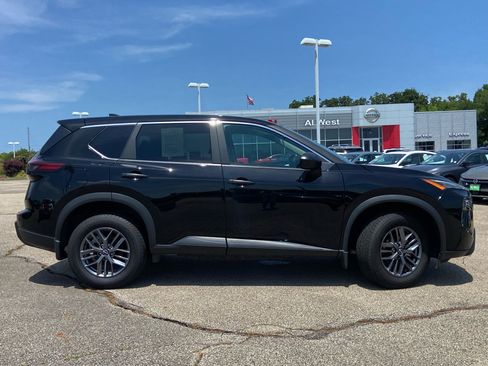 Used 2024 Nissan Rogue S AWD/4WD image 2