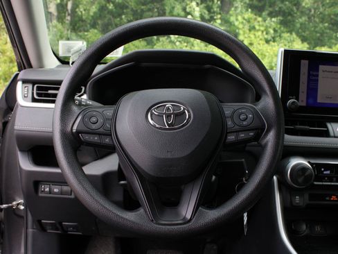 Used 2023 Toyota RAV4 LE AWD/4WD image 9