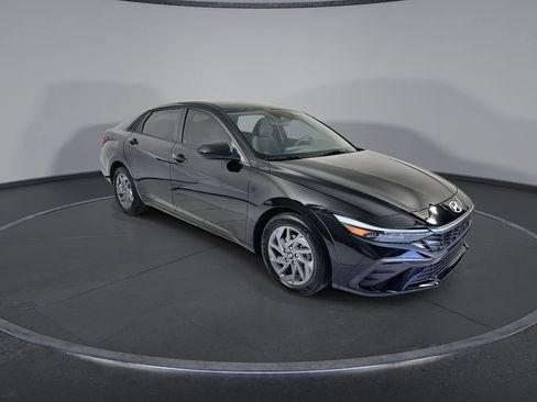 Certified 2025 Hyundai Elantra Hybrid FWD image 2