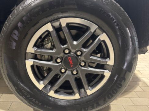 Used 2025 Toyota Tacoma TRD Sport image 5