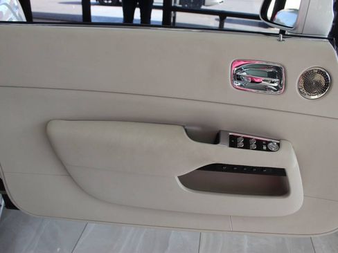 Used 2019 Rolls-Royce Dawn RWD image 12