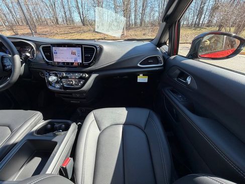 New 2026 Chrysler Pacifica Select w/ S Appearance Package FWD image 15