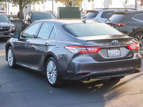 Used 2019 Toyota Camry XLE image 2