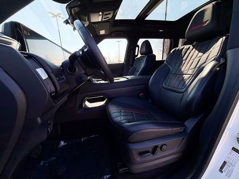 Used 2025 Nissan Armada PRO-4X w/ Pro-4X Premium Package image 19