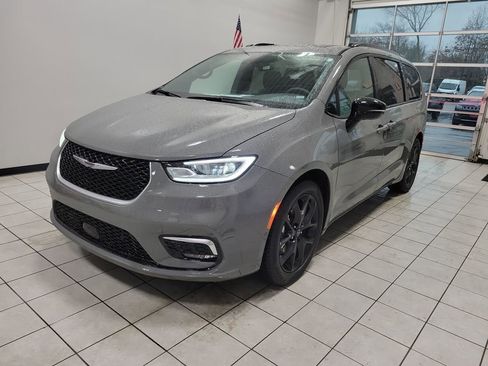 Used 2025 Chrysler Pacifica Limited image 2