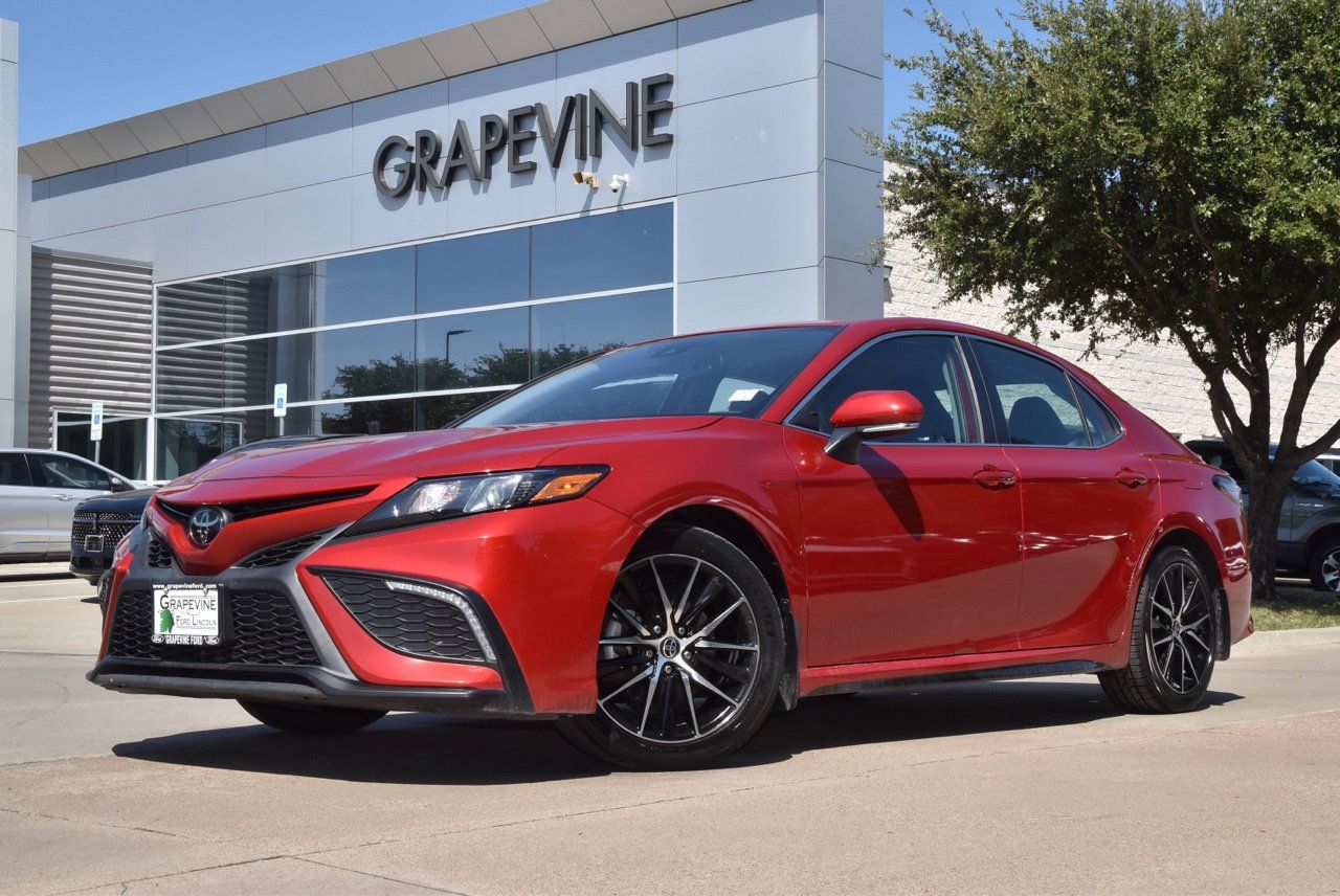 Used 2022 Toyota Camry SE w/ Convenience Package FWD image 2