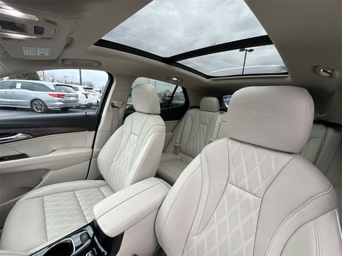 Used 2023 Buick Envision Avenir image 22