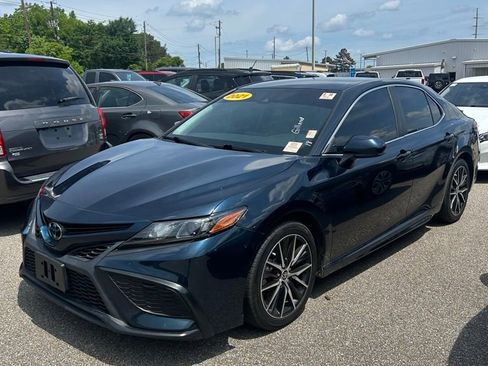 Used 2021 Toyota Camry SE FWD image 1
