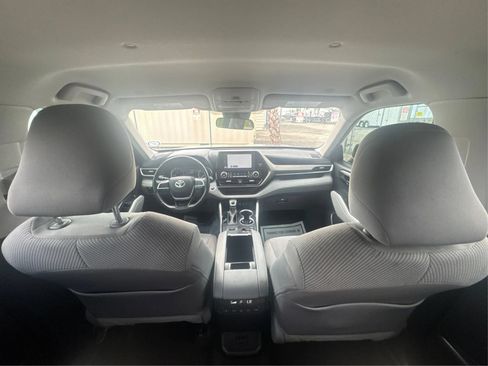 Used 2024 Toyota Highlander LE FWD image 27