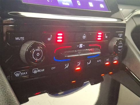 Used 2023 Jeep Grand Cherokee Altitude image 18