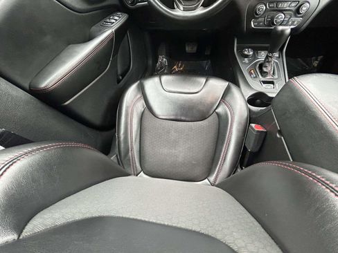 Used 2019 Jeep Cherokee Trailhawk w/ Cold Weather Group image 13