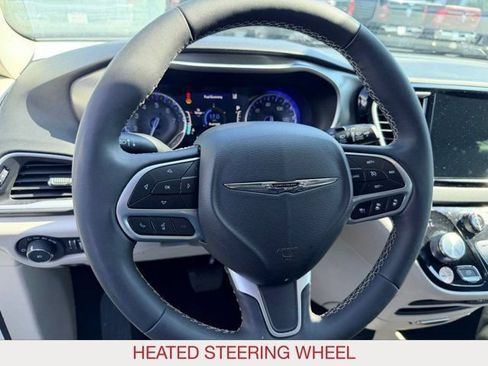 Certified 2024 Chrysler Pacifica Touring-L FWD image 11
