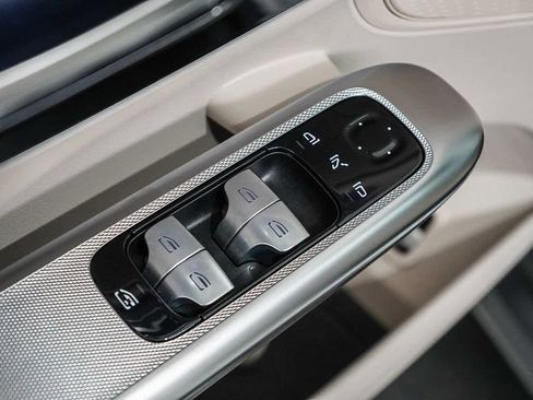 Used 2025 Mercedes-Benz GLC 300 image 23