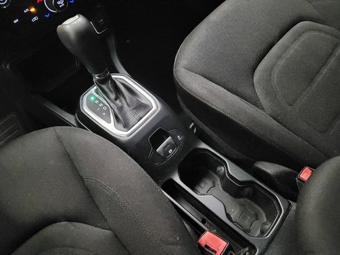 Used 2018 Jeep Renegade Latitude FWD image 26