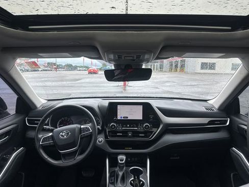 Used 2023 Toyota Highlander XLE FWD image 12