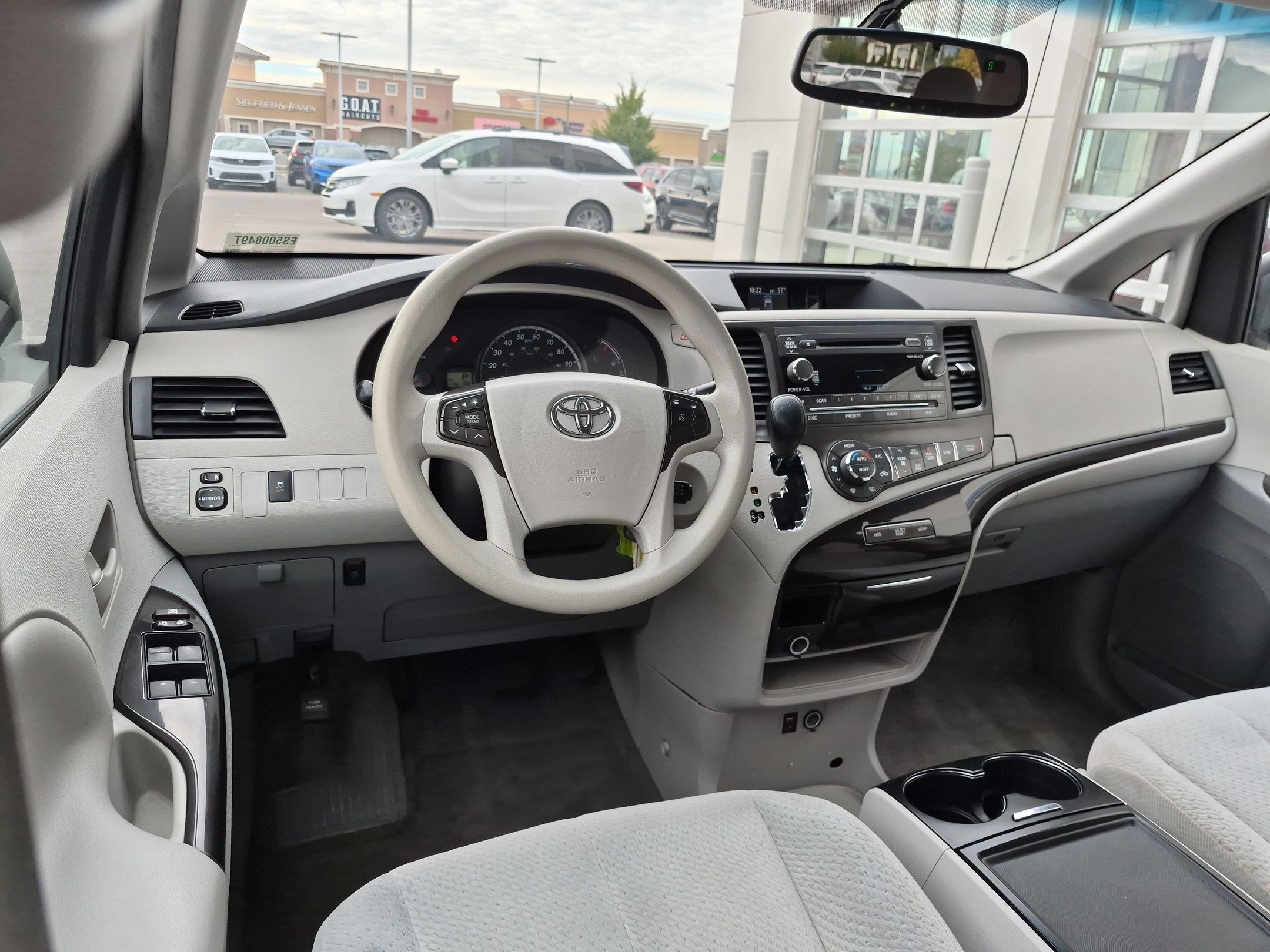 Used 2014 Toyota Sienna LE FWD image 28