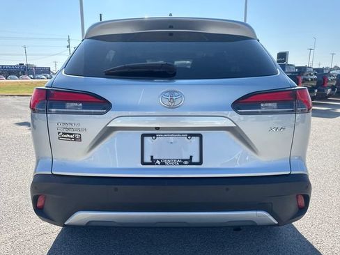 Used 2022 Toyota Corolla Cross XLE w/ Convenience Package FWD image 5