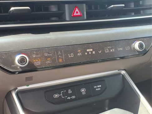 Used 2026 Kia Carnival FWD image 8