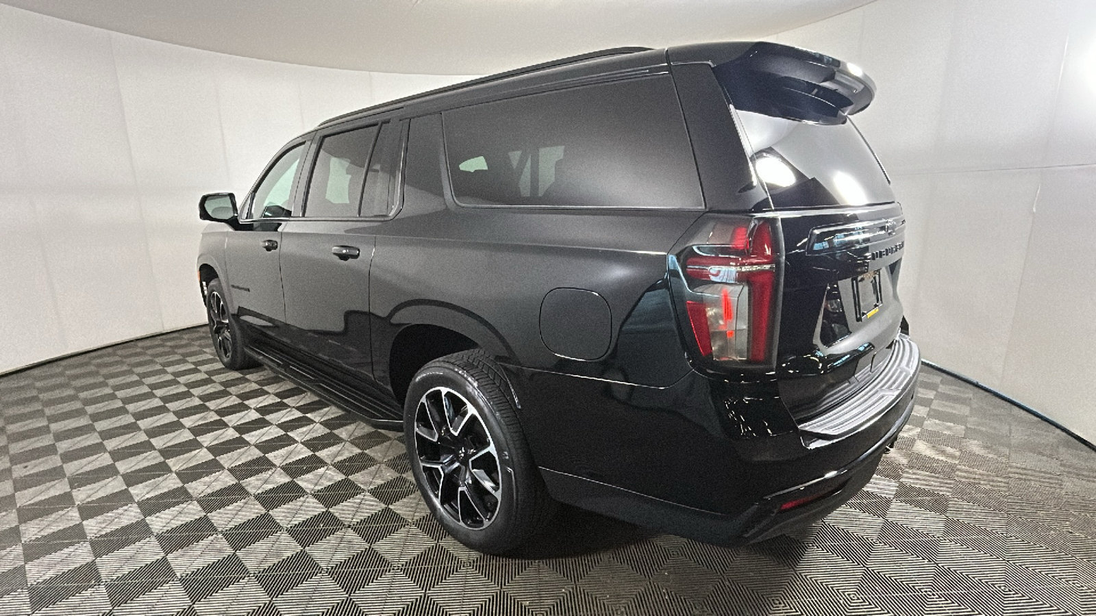 Used 2024 Chevrolet Suburban RST w/ Luxury Package AWD/4WD image 5