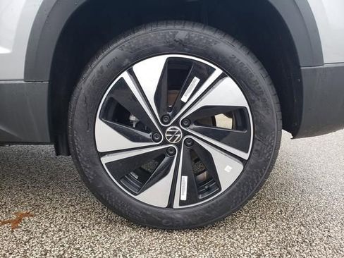 New 2026 Volkswagen Taos SE image 12