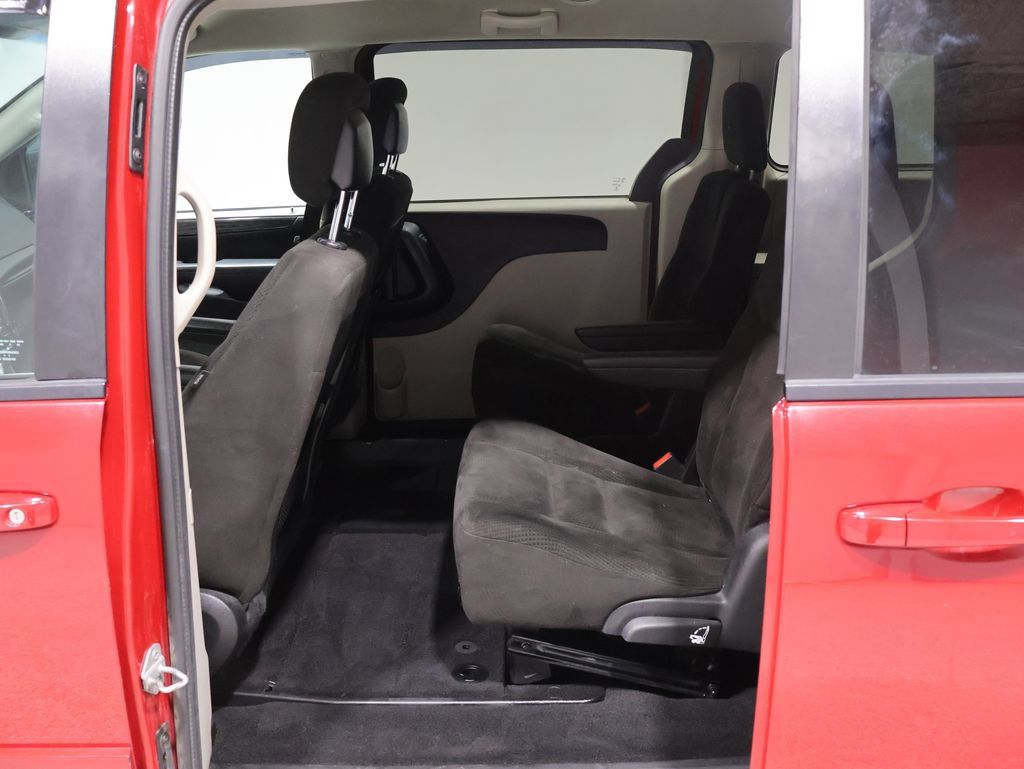Used 2015 Dodge Grand Caravan SXT w/ Rear Park Assist Package FWD image 8
