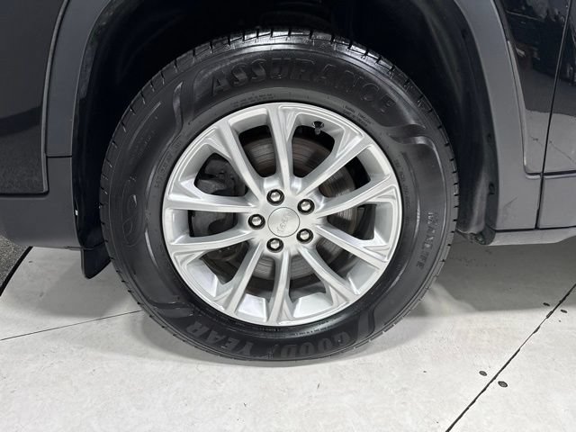 Used 2019 Jeep Cherokee Latitude w/ Popular Appearance Group AWD/4WD image 5