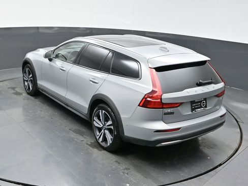 Used 2025 Volvo V60 B5 Cross Country Plus image 39