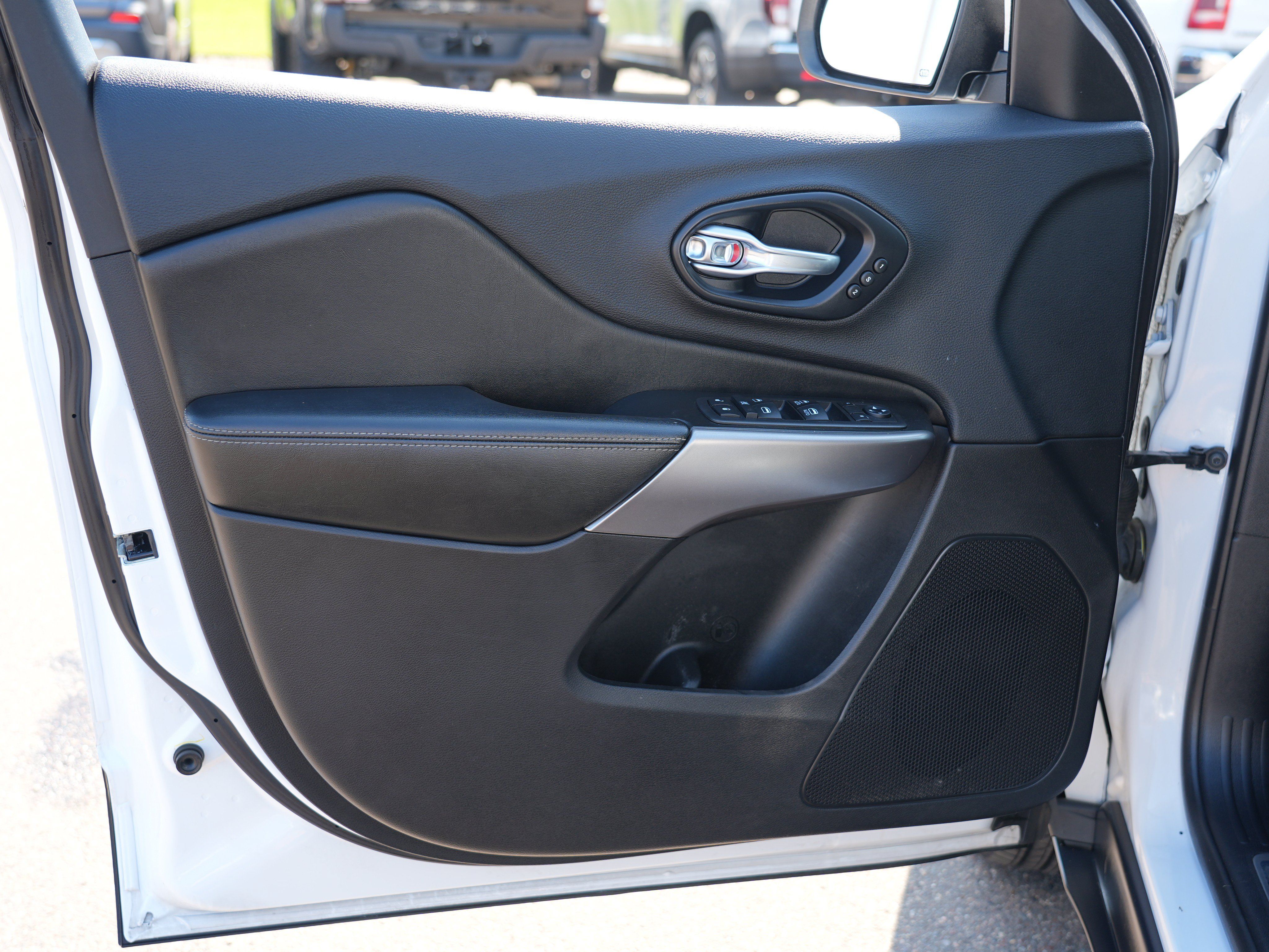 Used 2019 Jeep Cherokee Limited AWD/4WD image 15