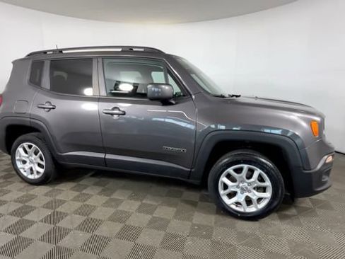 Used 2018 Jeep Renegade Latitude AWD/4WD image 3