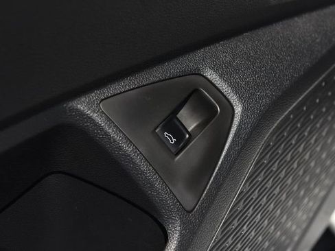 Certified 2025 Volkswagen Jetta SE w/ Sunroof Package FWD image 9