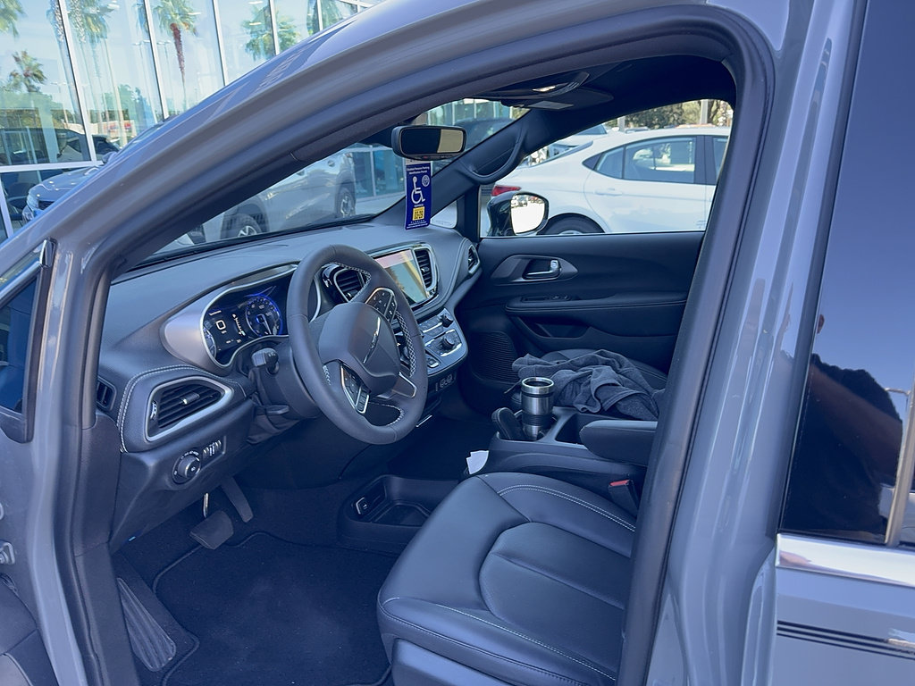 Used 2025 Chrysler Pacifica Select FWD image 6