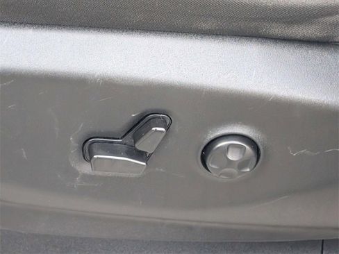 Used 2023 Chrysler Voyager LX image 24