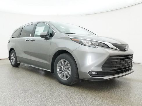 New 2026 Toyota Sienna XLE image 32