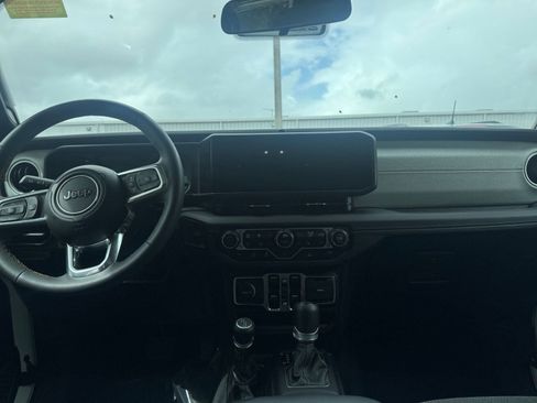Used 2025 Jeep Wrangler Sahara image 18