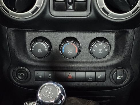 Used 2017 Jeep Wrangler Unlimited Sahara w/ Connectivity Group AWD/4WD image 20