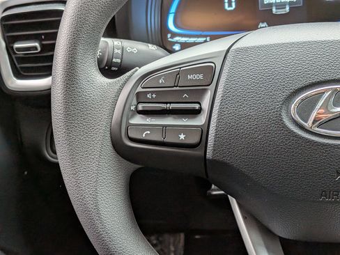 Used 2025 Hyundai Venue SE image 15