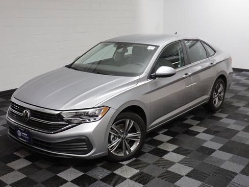 Certified 2022 Volkswagen Jetta SE image 2