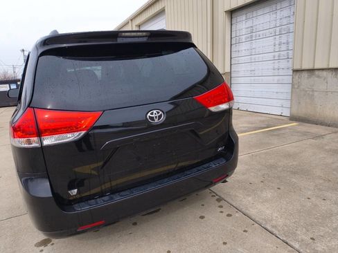 Used 2013 Toyota Sienna XLE image 2