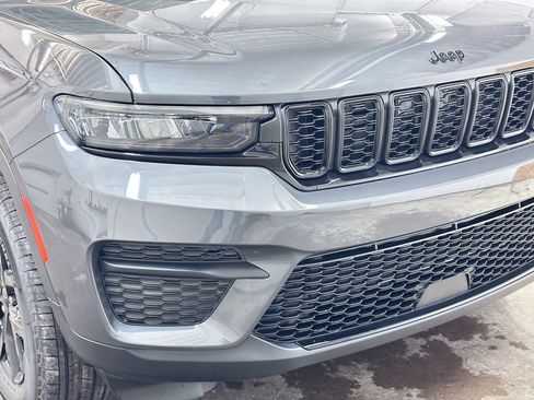 New 2025 Jeep Grand Cherokee Laredo image 12