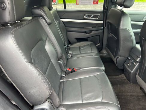 Used 2017 Ford Explorer XLT w/ Equipment Group 202A AWD/4WD image 29